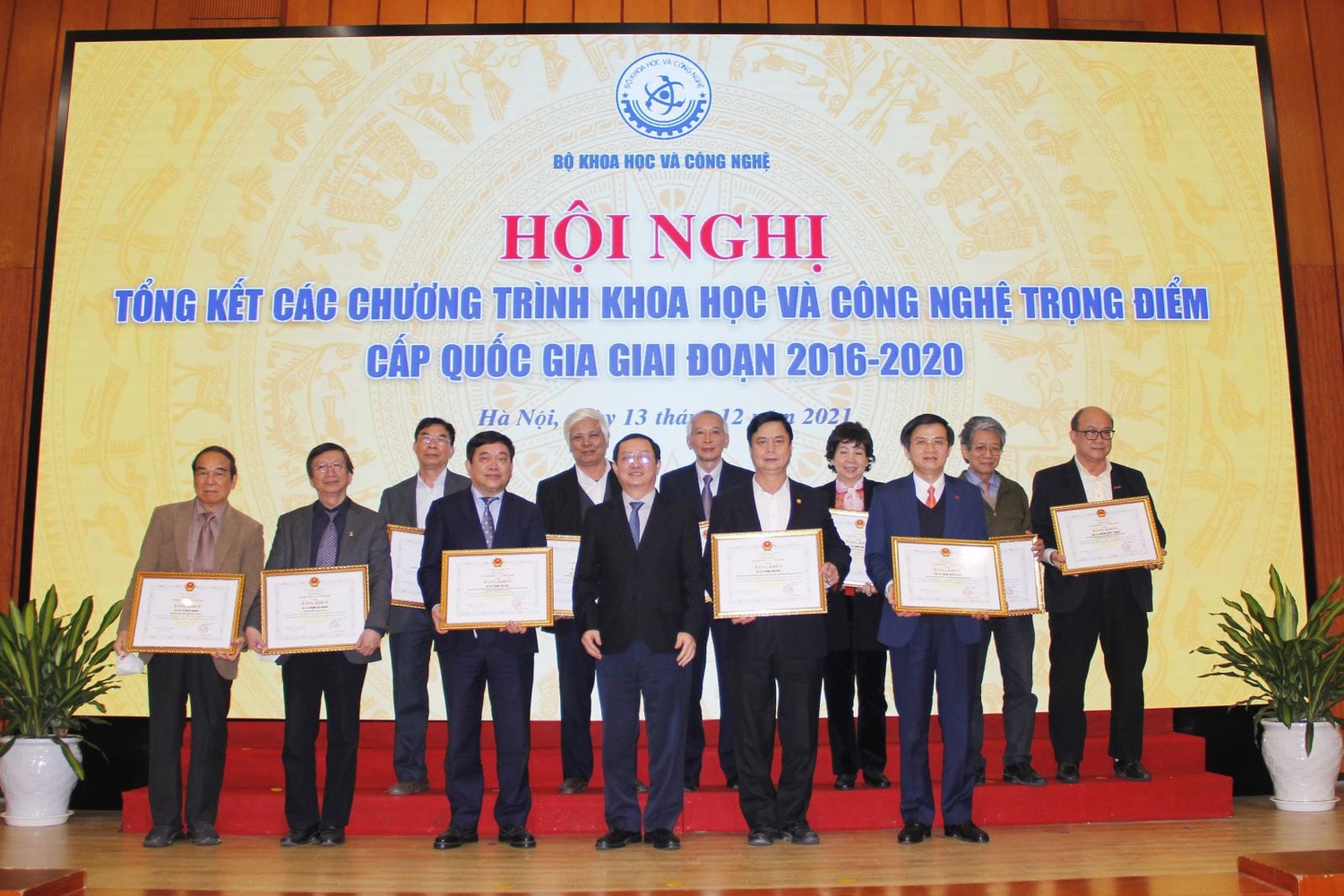 Bộ trưởng Bộ Khoa học và Công nghệ Huỳnh Thành Đạt tặng bằng khen cho các tập thể, cá nhân Bộ Trưởng Bộ Khoa học và Công nghệ Huỳnh Thành Đạt tăng bằng khen cho các tập thể, cá nhân