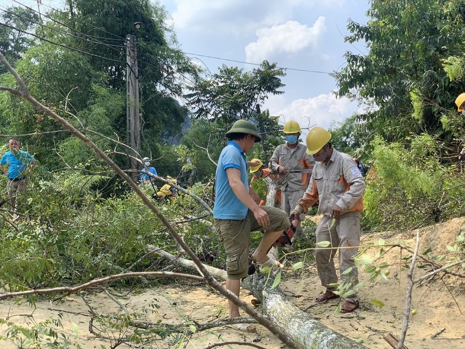 Phát quang hành lang tại xã Tân Văn, huyện Bình Gia