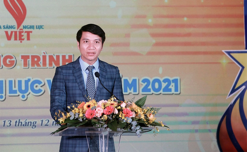 Và trong đại dịch Covid-19, với những người bình thường đã gặp muôn vàn khó khăn, với người khuyết tật thì mọi khó khăn càng tăng lên gấp bội, nhưng chúng ta thật tự hào khi có những đại biểu là thanh niên, sinh viên khuyết tật “toả sáng” về lòng nhân ái, sẵn sàng viết đơn, xung kích tình nguyện tham gia các đội hình phòng chống dịch bệnh Covid-19