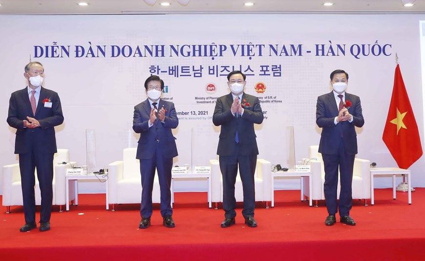 Chủ tịch Quốc hội Vương Đình Huệ và Chủ tịch Quốc hội Hàn Quốc Park Byeong-seug với các đại biểu Ảnh: Doãn Tấn