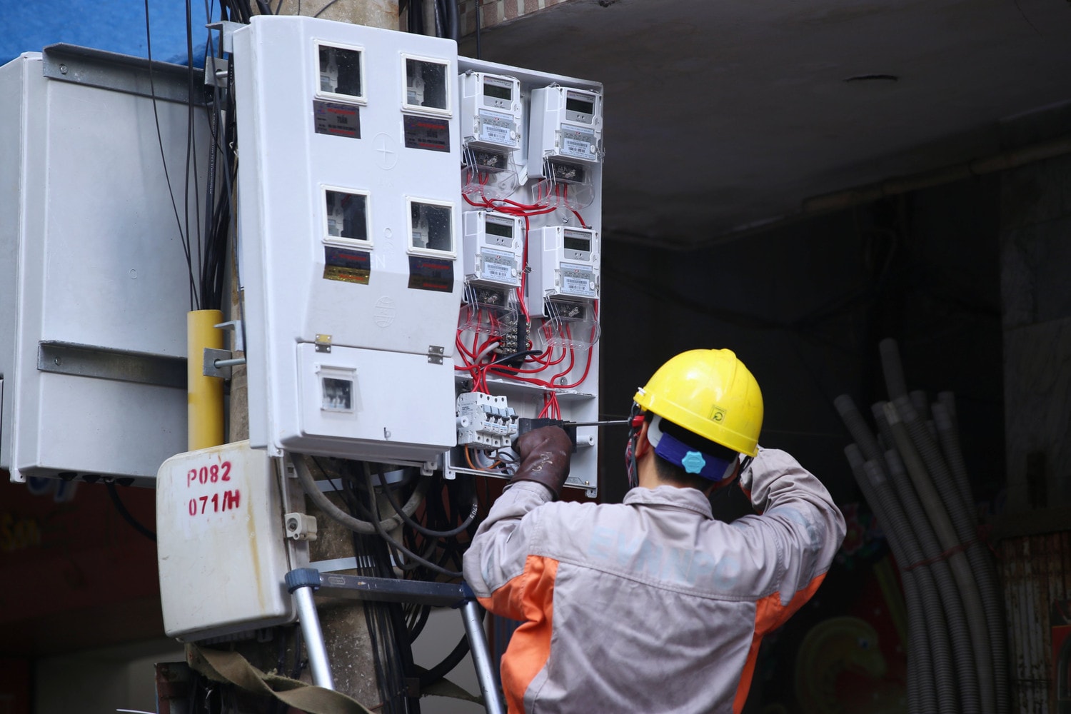 Công nhân Điện lực Hải Dương đang tiến hành lắp đặt công tơ điện tử