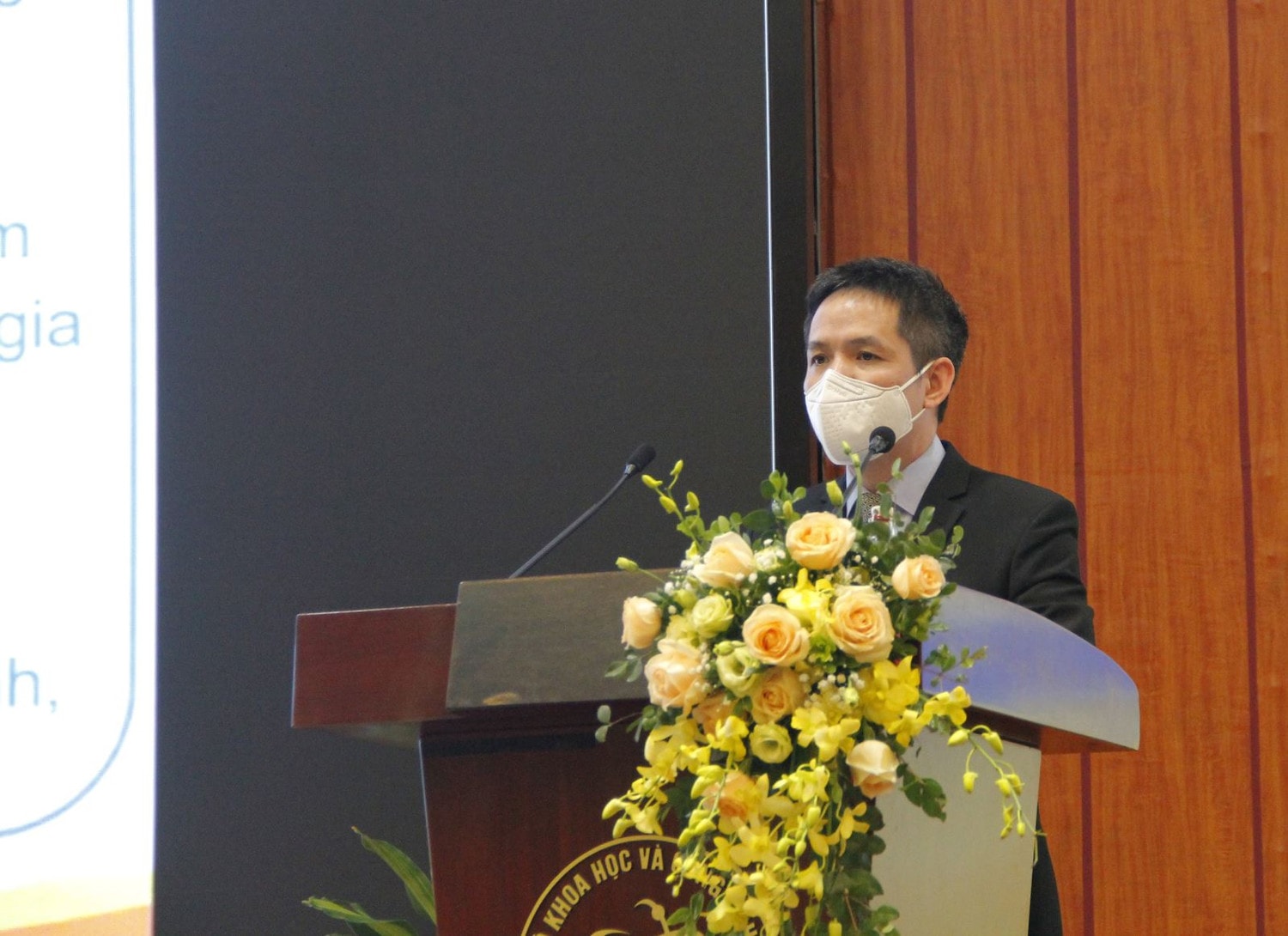 Phó Giám đốc phụ trách Văn phòng Chương trình Trần Đỗ Đạt báo cáo tại Hội nghị Phó Giám đốc phụ trách Văn phòng Chương trình Trần Đỗ Đạt báo cáo tại Hội nghị
