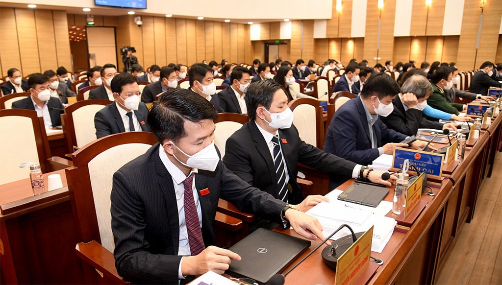 Các đại biểu thông qua nhiều nghị quyết quan trọng, tạo đà phục hồi, phát triển kinh tế Thủ đô trong thời gian tới Ảnh: P.Long