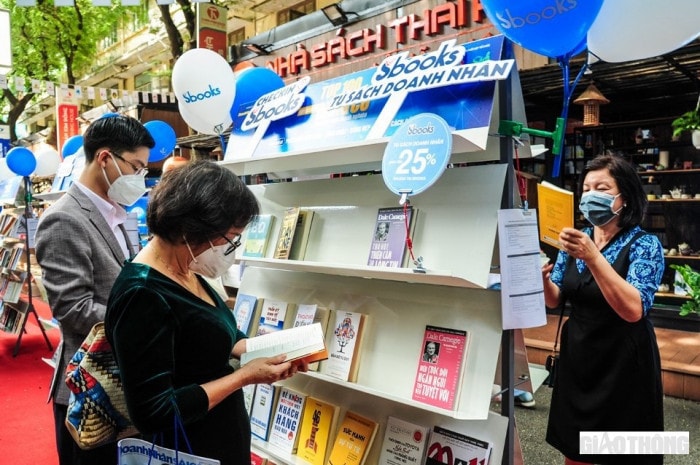 Tủ sách doanh nhân của Sbooks được nhiều độc giả quan tâm tại Tuần lễ Doanh nhân và Sách năm 2021 Nguồn: baogiaothong.vn