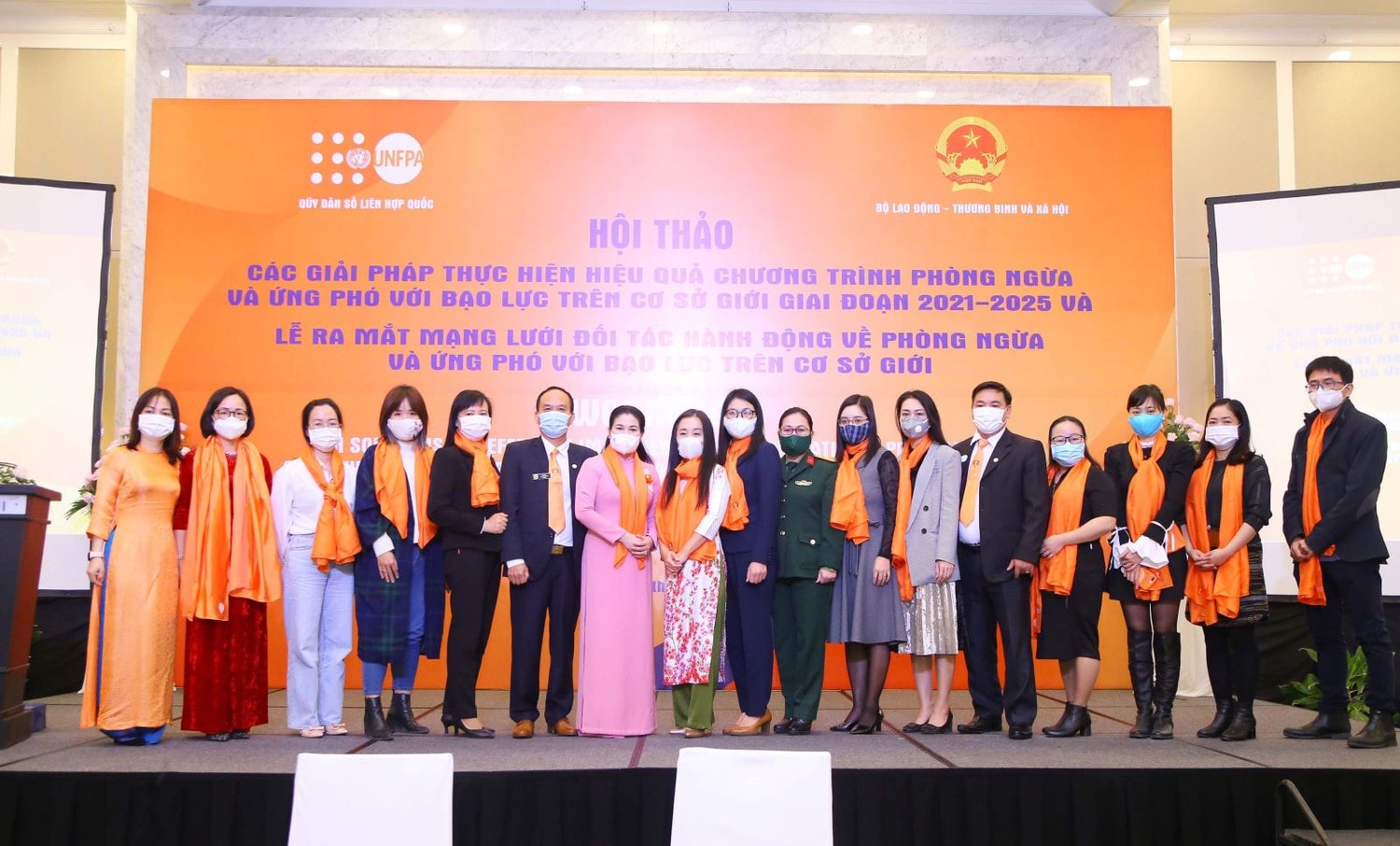 Các thành viên Mạng lưới đối tác hành động về phòng ngừa và ứng phó với bạo lực trên cơ sở giới ra mắt. Ảnh: Trần Giáp