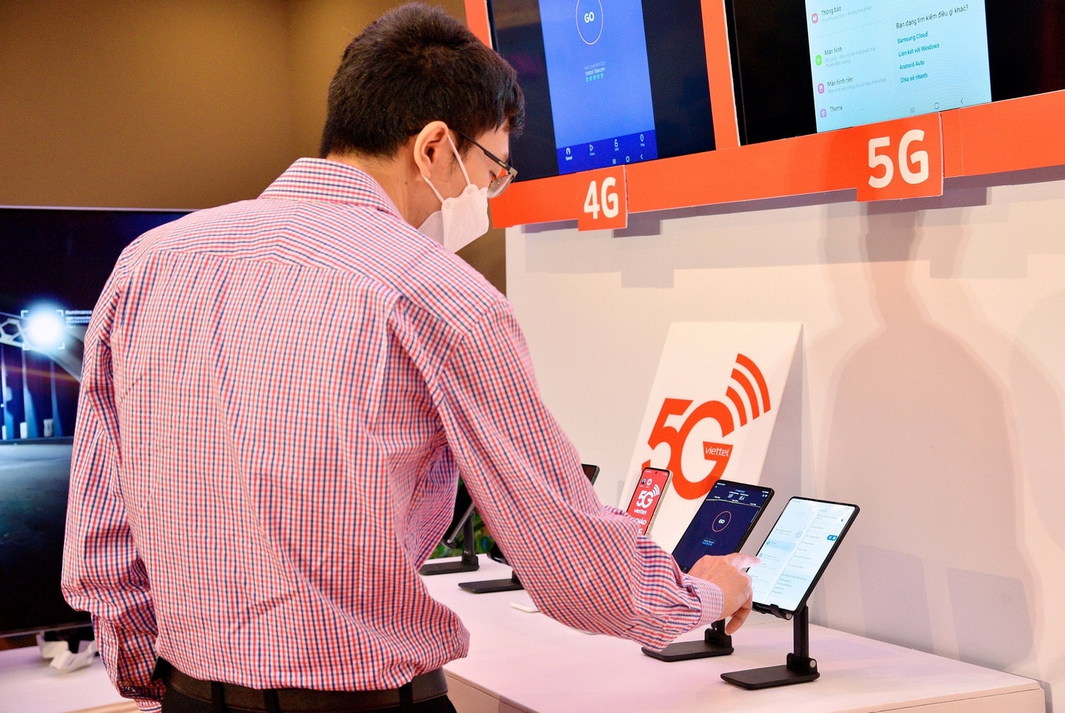 Các vị khách mời trải nghiệm tốc độ 5G lên tới 1.300 Mbps