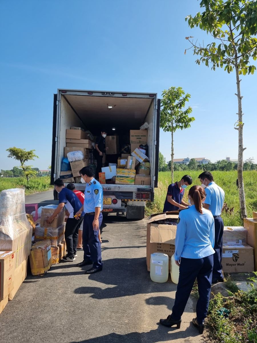 Lực lượng QLTT Bạc Liêu đang kiểm tra xe tải vi phạm