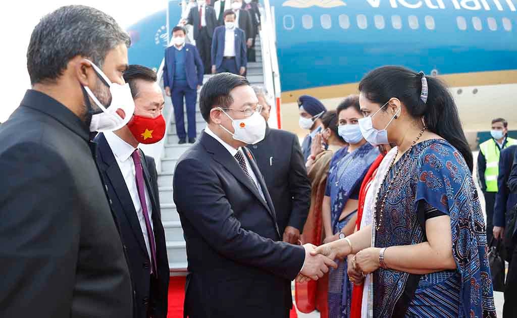 Chủ nhiệm Uỷ ban Đối ngoại Lưỡng viện Shri P P Chaudhary cùng một số Thượng nghị sỹ, Hạ nghị sĩ Cộng hoà Ấn Độ đón Chủ tịch Quốc hội Vương Đình Huệ tại sân bay Ảnh: Doãn Tấn/TTXVN