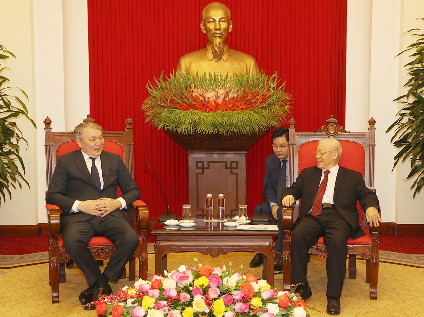 Tổng Bí thư Nguyễn Phú Trọng tiếp thân mật Phó Chủ tịch Đảng Cộng sản Liên bang Nga Leonid Kalashnikov, Chủ nhiệm Ủy ban các vấn đề về khối Cộng đồng các quốc gia độc lập, Liên kết Á-Âu và Kiều bào của Duma Quốc gia Nga Ảnh: Trí Dũng
