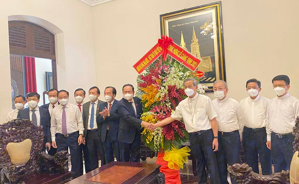 Phó Chủ tịch thường trực Quốc Hội Trần Thanh Mẫn tặng hoa chúc mừng Tổng Giáo phận TP. Hồ Chí Minh
