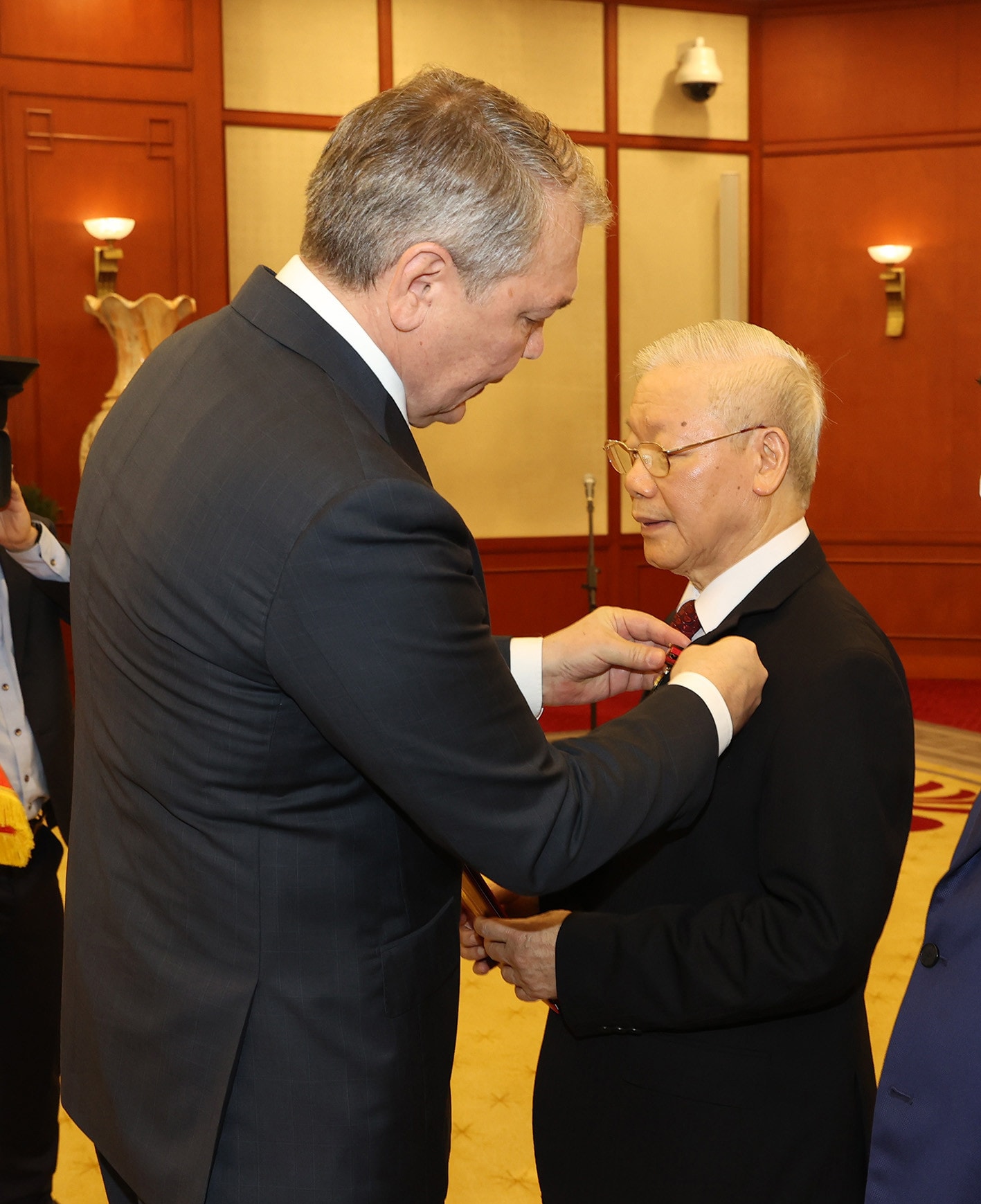 Phó Chủ tịch Đảng Cộng sản Liên bang Nga Leonid Kalashnikov thay mặt Ban Chấp hành Trung ương Đảng Cộng sản Liên bang Nga trao tặng Tổng Bí thư Nguyễn Phú Trọng giải thưởng Lênin Ảnh: Trí Dũng