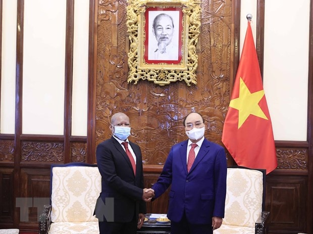 Chủ tịch Nước Nguyễn Xuân Phúc tiếp Đại sứ Cộng hòa Nam Phi Mpetjane Kgaogelo Lekgoro đến chào từ biệt