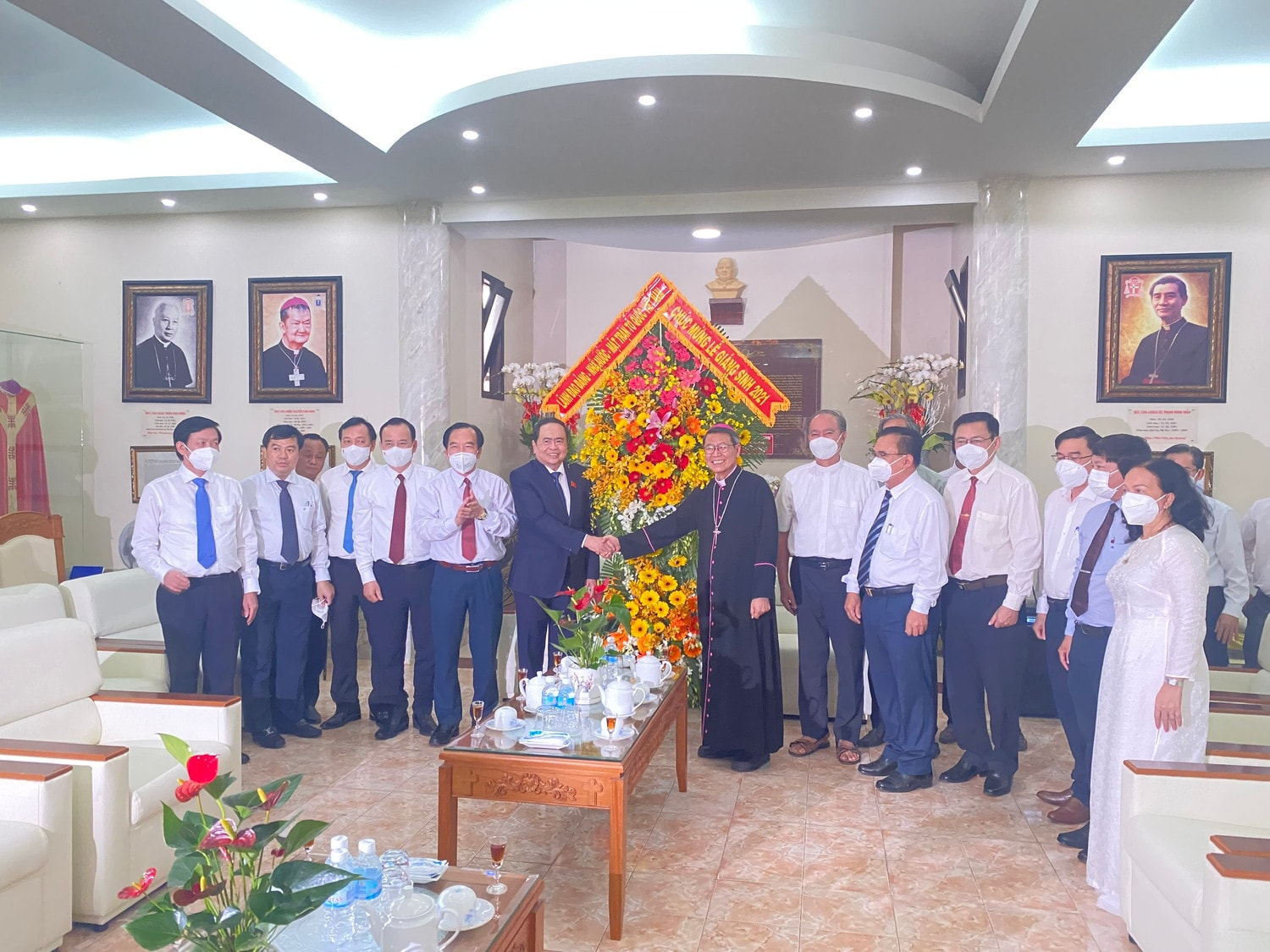 	Phó Chủ tịch Thường trực Quốc Hội Trần Thanh Mẫn tặng hoa chúc mừng Tòa Giám mục Giáo phận Mỹ Tho