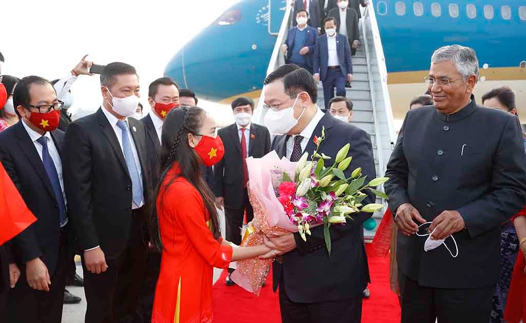 Đại sứ Phạm Sanh Châu, cán bộ, nhân viên Đại sứ quán Việt Nam và đại diện cộng đồng người Việt Nam tại Ấn Độ đón Chủ tịch Quốc hội Vương Đình Huệ Ảnh: Doãn Tấn/TTXVN Đại sứ Phạm Sanh Châu, cán bộ, nhân viên Đại sứ quán Việt Nam và đại diện cộng đồng người Việt Nam tại Ấn Độ đón Chủ tịch Quốc hội Vương Đình Huệ Ảnh: Doãn Tấn/TTXVN