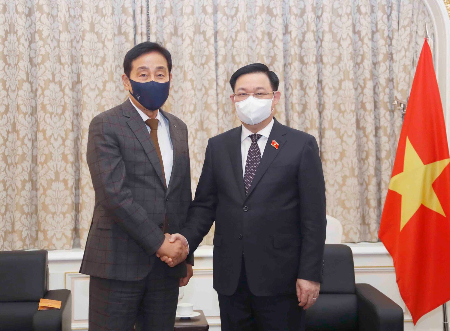 Chủ tịch Quốc hội Vương Đình Huệ tiếp Chủ tịch Tập đoàn tài chính Hana Kim Jung-tai Ảnh: Doãn Tấn/TTXVN