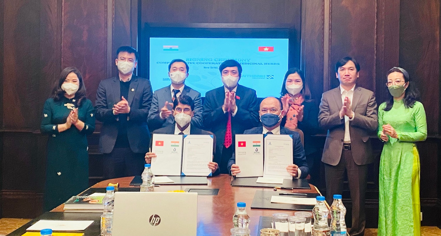 Tổng Thư ký Quốc hội, Chủ nhiệm Văn phòng Quốc hội Bùi Văn Cường chứng kiến Lễ ký thỏa thuận hợp tác