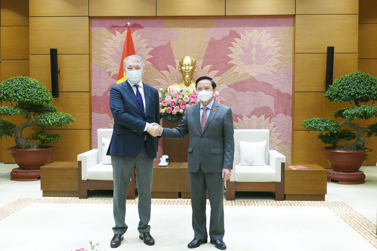 Phó Chủ tịch Quốc hội Nguyễn Khắc Định tiếp Phó Chủ tịch Đảng Cộng sản Liên bang Nga Leonid Kalashnikov