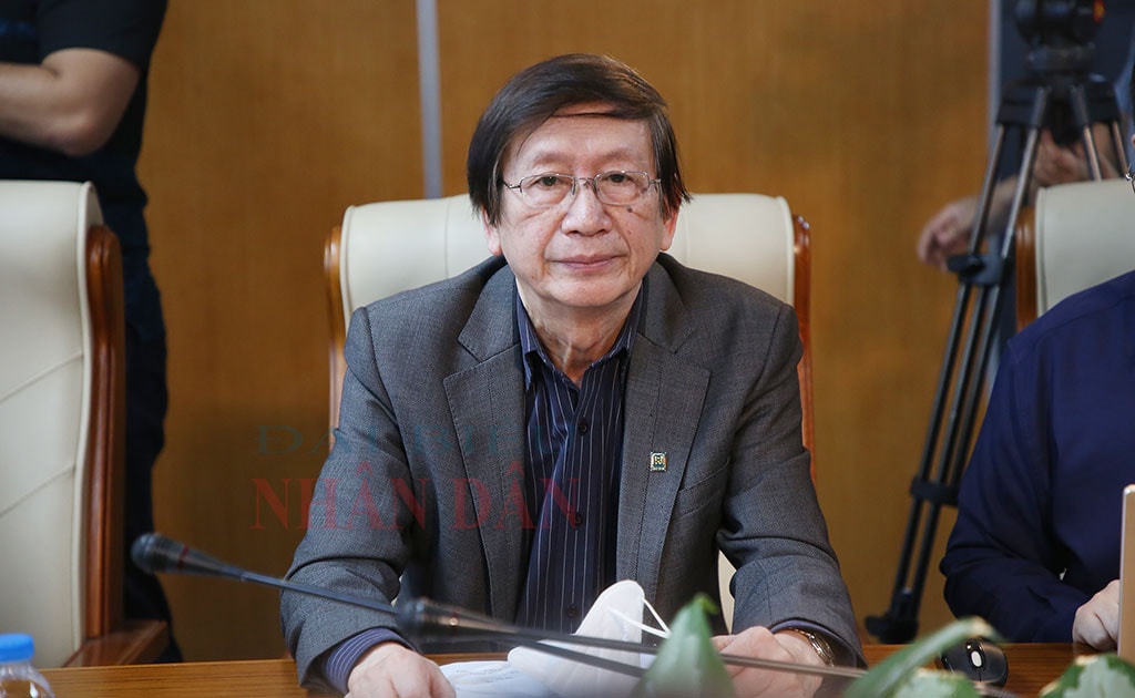Chủ nhiệm Chương trình Nghiên cứu ứng dụng và phát triển công nghệ tiên tiến phục vụ bảo vệ và chăm sóc sức khỏe cộng đồng (KC.10/16-20) GS.TS Phạm Gia Khánh chia sẻ tại buổi giao lưu