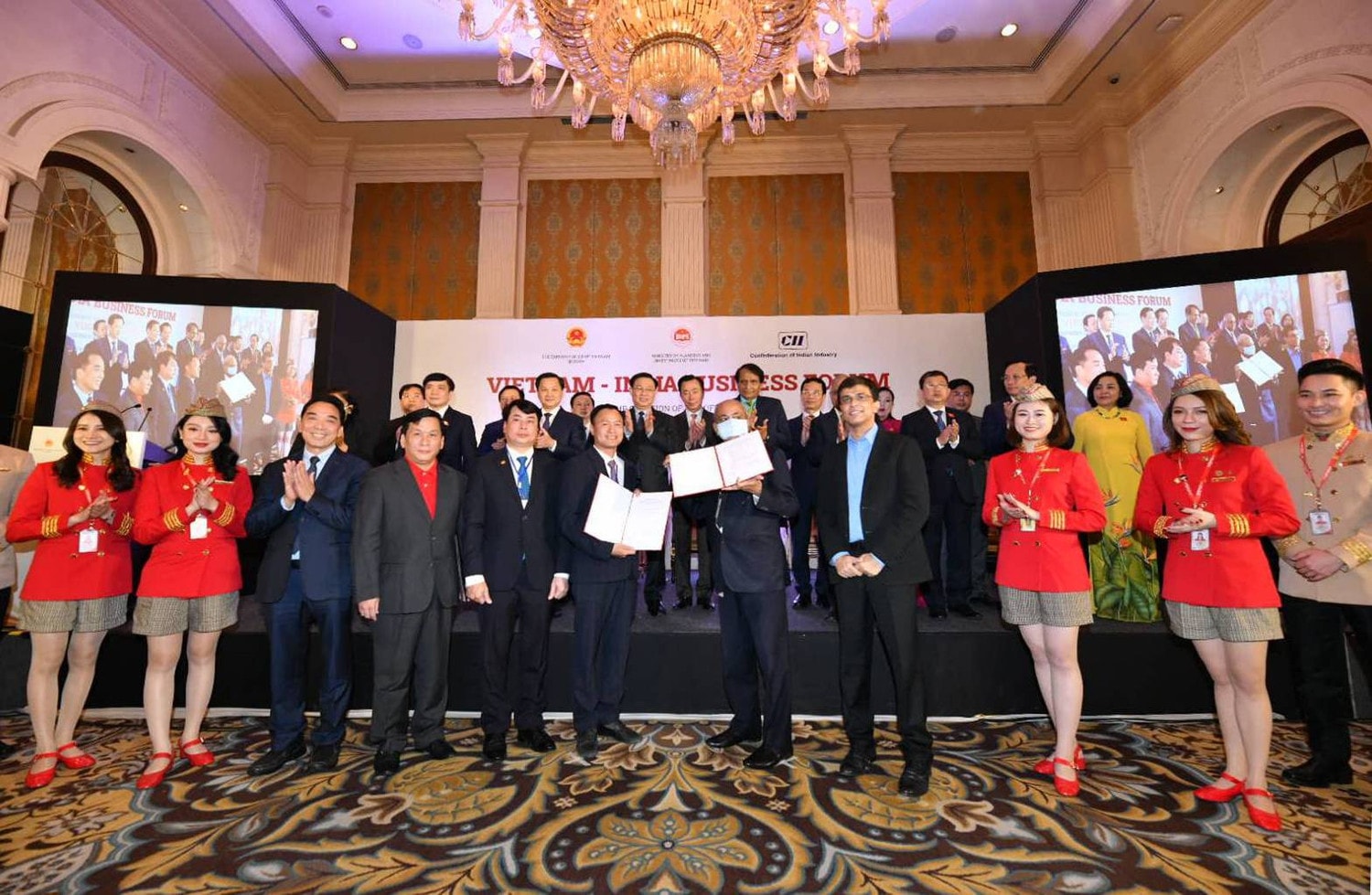 	Tập đoàn SOVICO và Tập đoàn Tech Mahindra Limited trao đổi hợp tác trước sự chứng kiến của Chủ tịch Quốc hội Vương Đình Huệ và đoàn đại biểu hai nước
