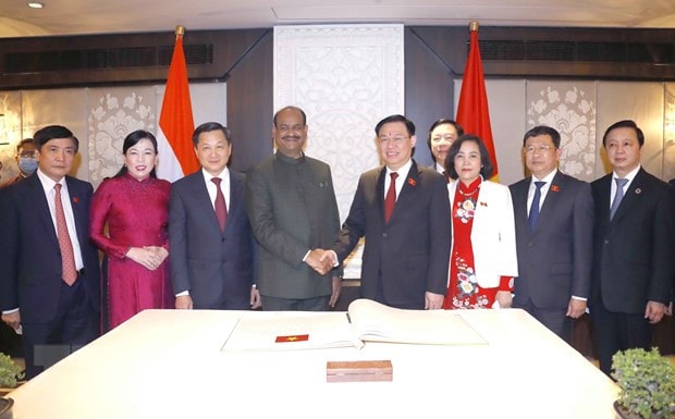 Chủ tịch Quốc hội Vương Đình Huệ và Chủ tịch Hạ viện Ấn Độ Om Birla tại buổi hội đàm Ảnh: Doãn Tấn/TTXVN