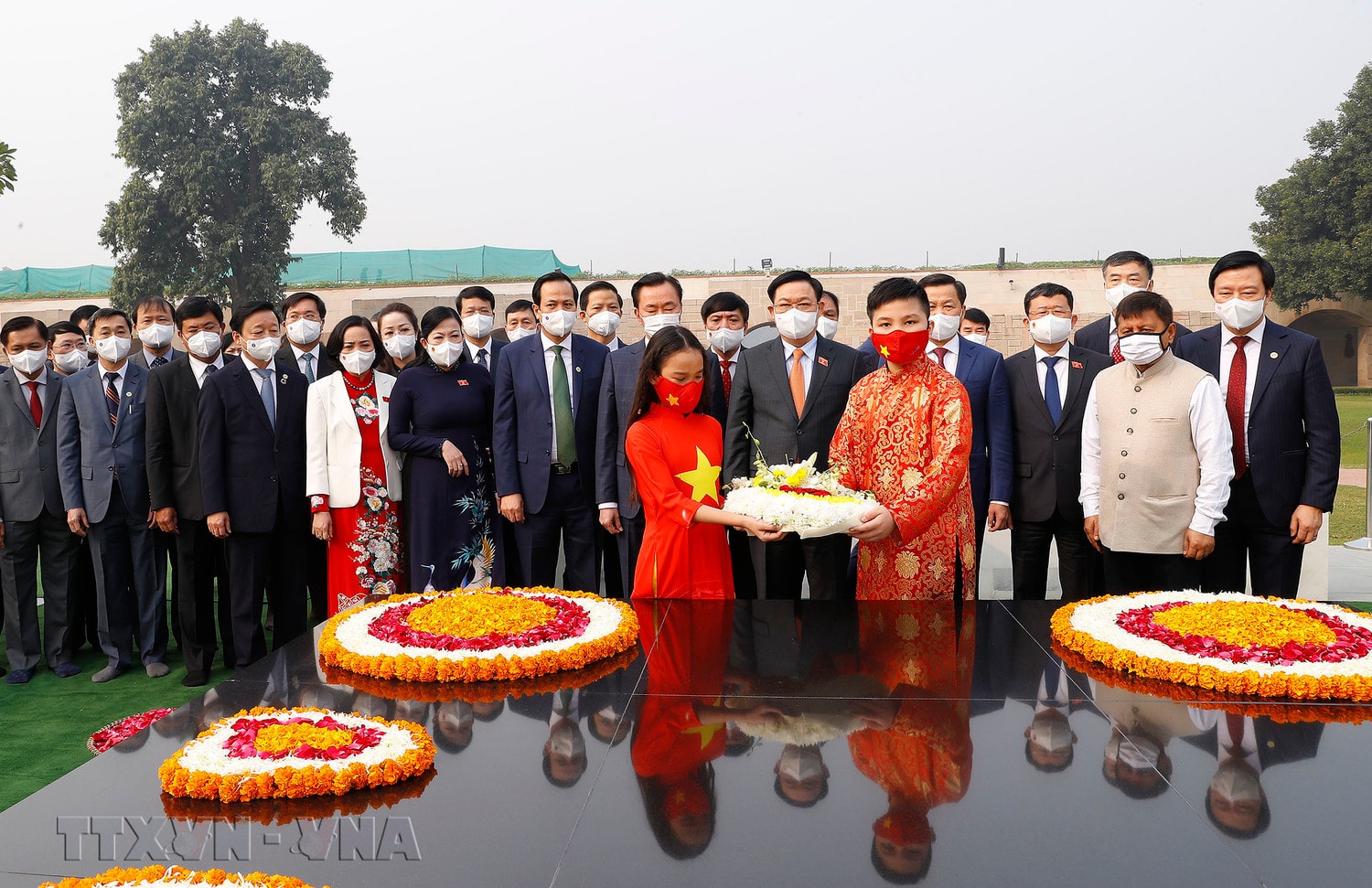 Chủ tịch Quốc hội Vương Đình Huệ và các thành viên trong Đoàn dâng hoa viếng Mahatma Gandhi tại Khu tưởng niệm Raj Ghat Ảnh: Doãn Tấn/TTXVN