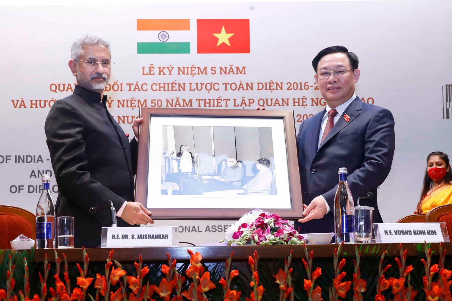 Bộ trưởng Ngoại giao Ấn Độ S. Jaishankar tặng Chủ tịch Quốc hội Vương Đình Huệ bức ảnh tư liệu quý Chủ tịch Hồ Chí Minh Ảnh: Doãn Tấn/TTXVN Bộ trưởng Ngoại giao Ấn Độ S. Jaishankar tặng Chủ tịch Quốc hội Vương Đình Huệ bức ảnh tư liệu quý Chủ tịch Hồ Chí Minh Ảnh: Doãn Tấn/TTXVN