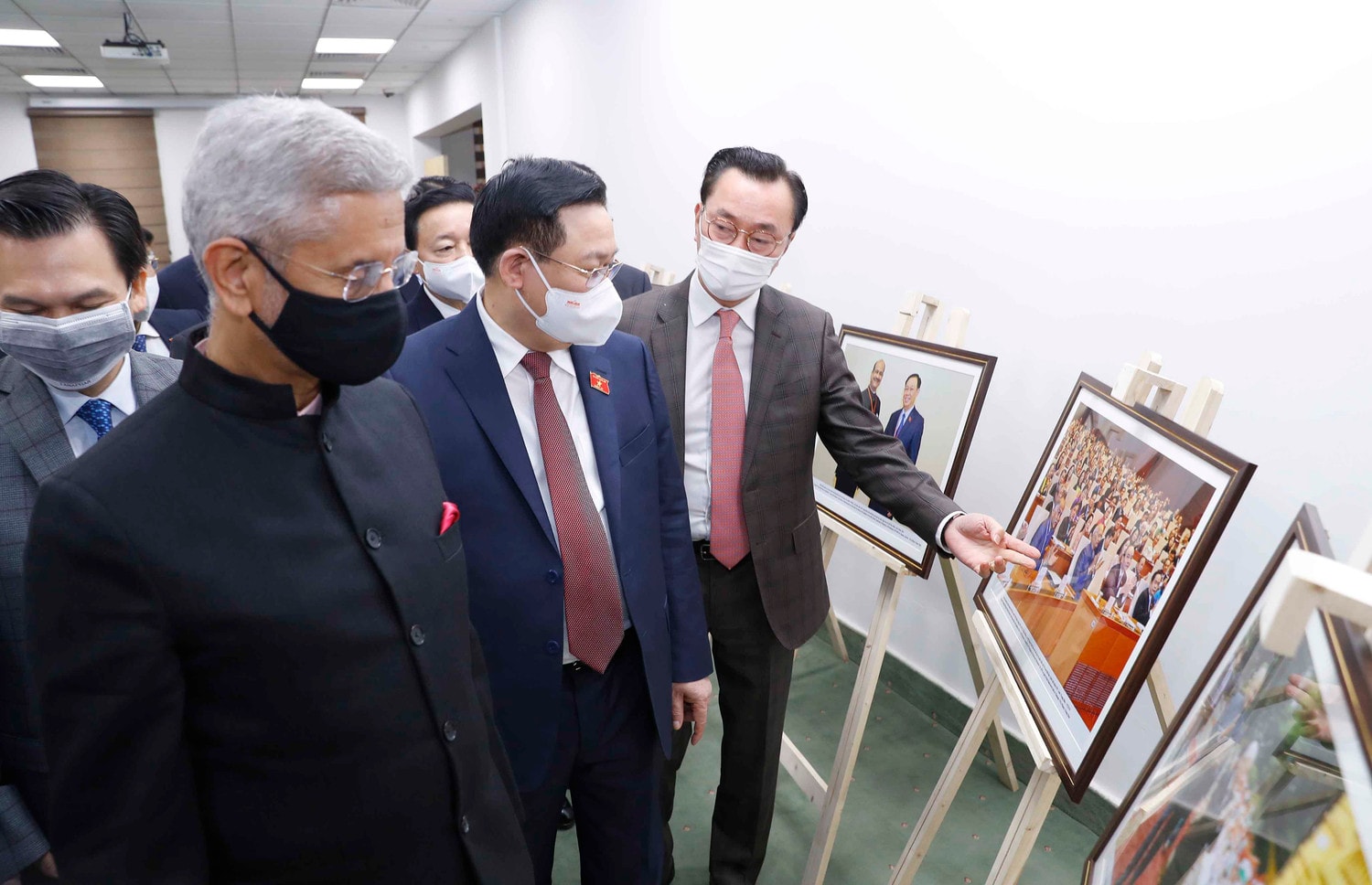 Chủ tịch Quốc hội Vương Đình Huệ, Bộ trưởng Ngoại giao Ấn Độ S. Jaishankar tham quan Triển lãm ảnh về quan hệ Việt Nam - Ấn Độ Ảnh: Doãn Tấn/TTXVN Chủ tịch Quốc hội Vương Đình Huệ, Bộ trưởng Ngoại giao Ấn Độ S. Jaishankar tham quan Triển lãm ảnh về quan hệ Việt Nam - Ấn Độ Ảnh: Doãn Tấn/TTXVN