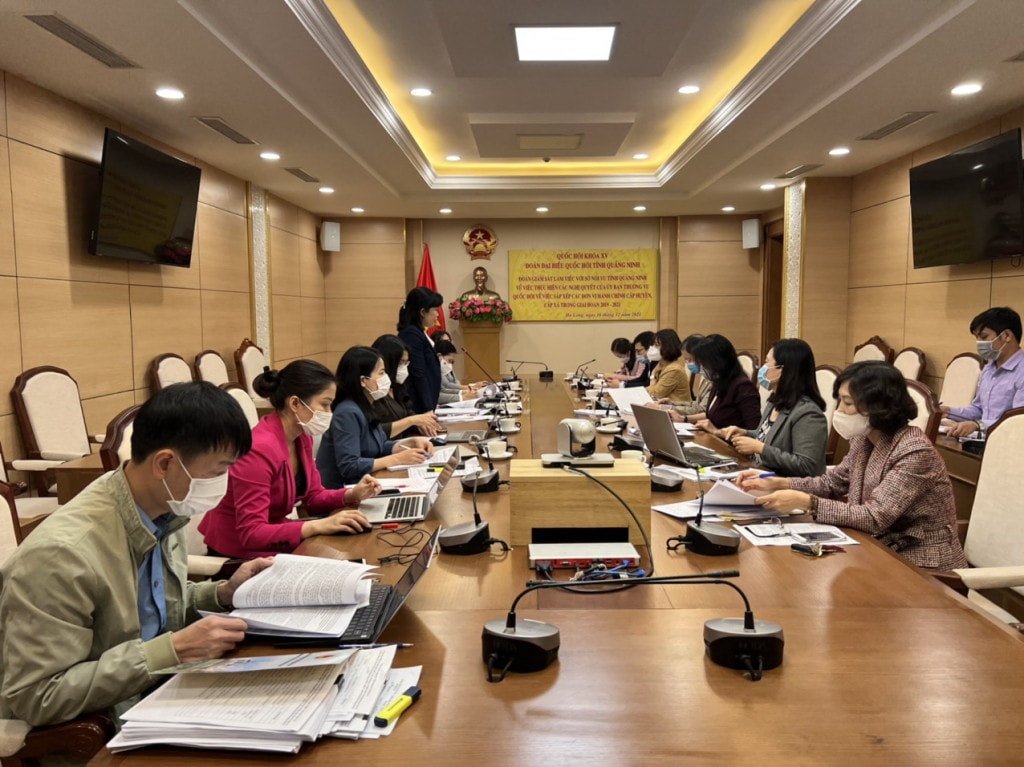Đoàn giám sát làm việc với Sở Nội vụ tỉnh - ảnh: Q.M.G