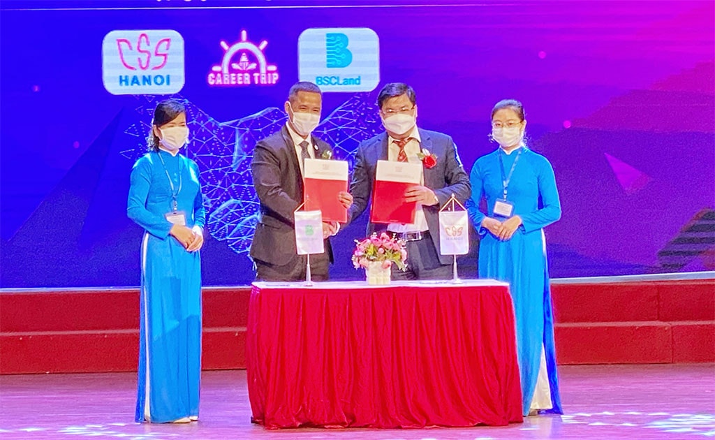 Đại diện các bên ký thỏa thuận hợp tác đồng hành với chuỗi chương trình “Tư vấn hướng nghiệp, việc làm và khởi nghiệp (Career Trip) của Trung tâm Dịch vụ việc làm và Hỗ trợ thanh thiếu niên Hà Nội (CSS). 