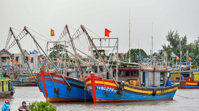 Nhiều địa phương miền Trung cấm biển, không cho tàu thuyền ra khơi
