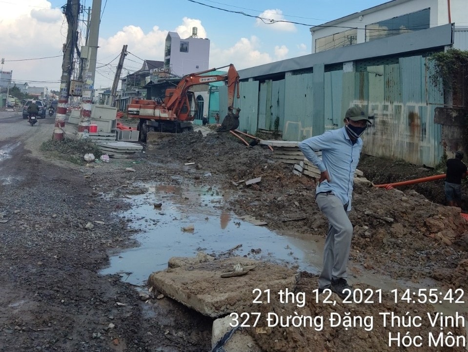 Công trình đường Đặng Thúc Vịnh đang thi công, chưa bàn giao đủ mặt bằng cho ngành điện bố trí công trình điện mới trước khi thu hồi lưới điện hiện hữu