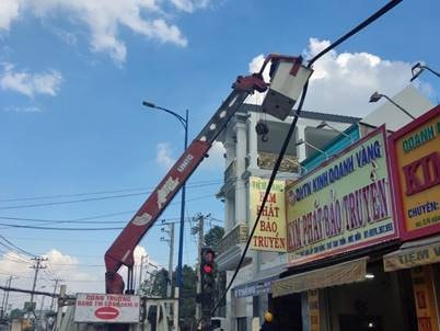 Ngành điện tranh thủ dựng trụ, kéo dây cho lưới điện mới để đảm bảo cung cấp điện liên tục trước khi thu hồi lưới điện hiện hữu