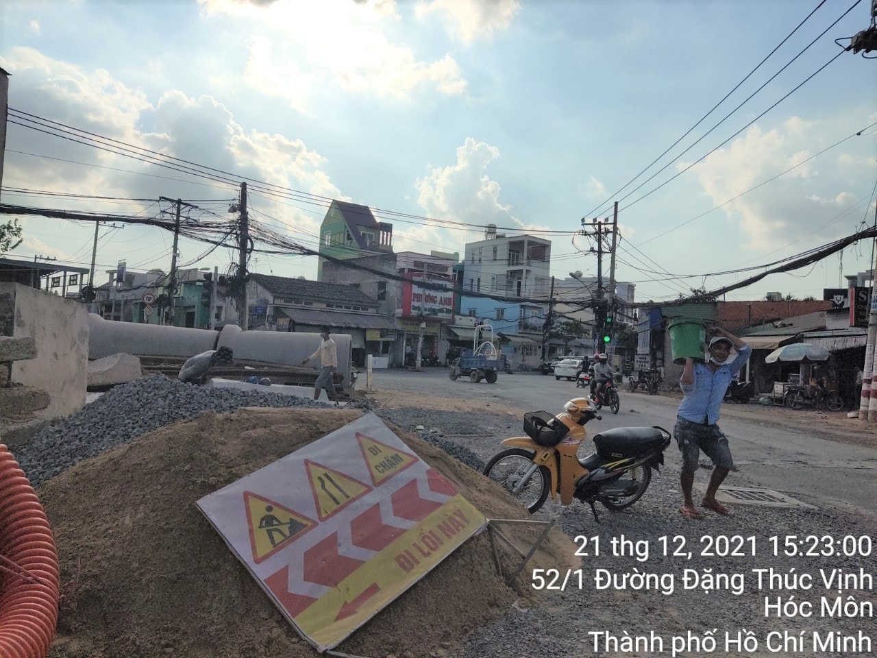 Khu vực gần ngã 3 Đặng Thúc Vịnh - Tô Ký có những điểm còn chưa giải tỏa xong nên chưa có mặt bằng bàn giao cho ngành điện bố trí lưới điện mới trước khi thu hồi lưới điện hiện hữu