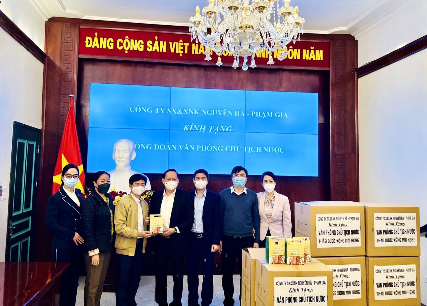 Lễ tiếp nhận 500 sản phẩm đông y tại Văn phòng Chủ tịch nước