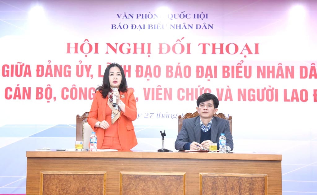 Phó Bí thư Đảng uỷ, Phó Tổng biên tập phụ trách Báo Đại biểu Nhân dân Phạm Thị Thanh Huyền phát biểu tại Hội nghị Ảnh: Quang Khánh
