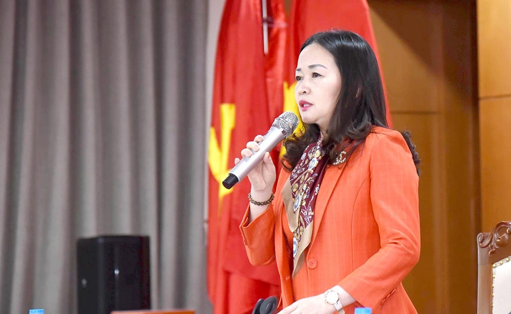 Phó Bí thư Đảng uỷ, Phó Tổng biên tập phụ trách Báo Đại biểu Nhân dân Phạm Thị Thanh Huyền trả lời ý kiến, kiến nghị tại Hội nghị Ảnh: Quang Khánh