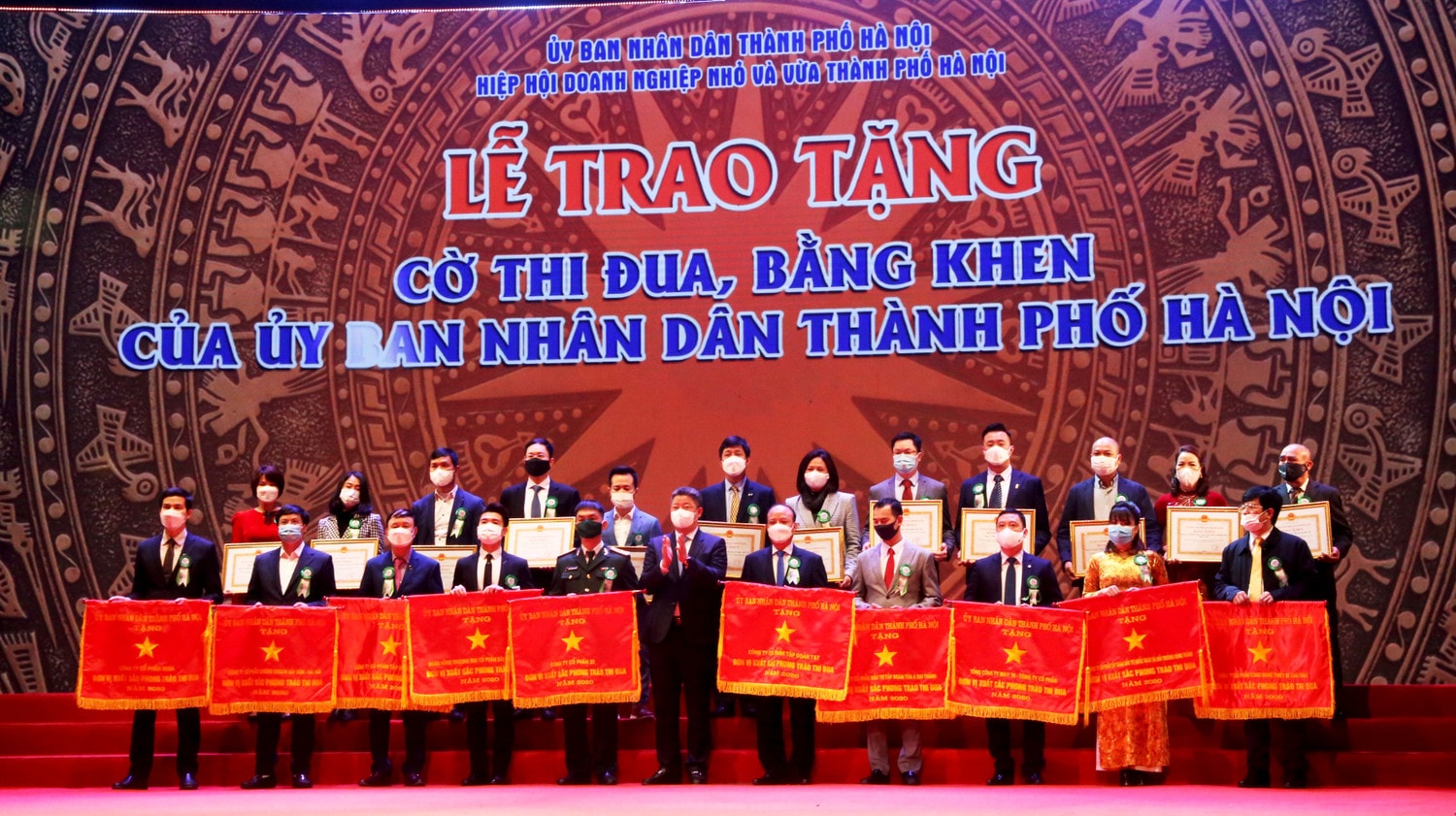 Trao tặng bằng khen, cờ thi đua của UBND thành phố