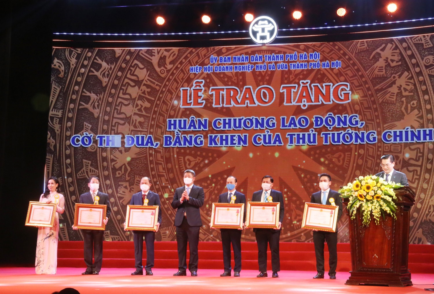 Trao tặng huân chương lao động,, cờ thi đua, bằng khen của Thủ tướng Chính phủ