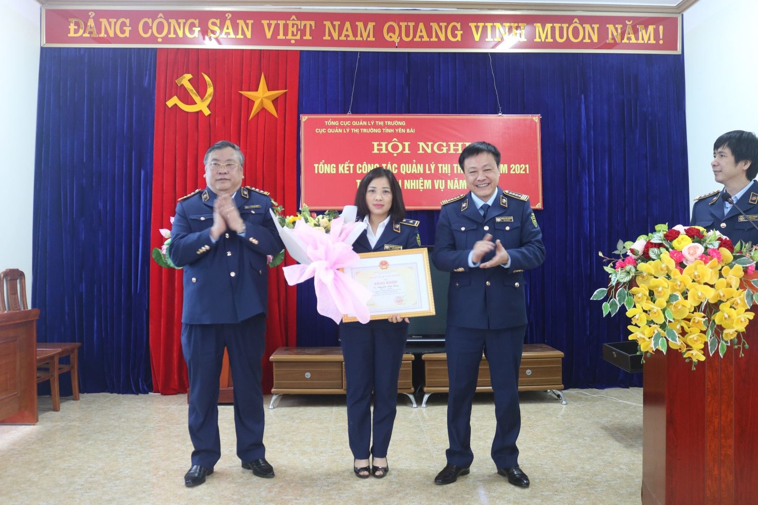 Lãnh đạo Tổng cục trao Bằng khen của Bộ Công Thương 