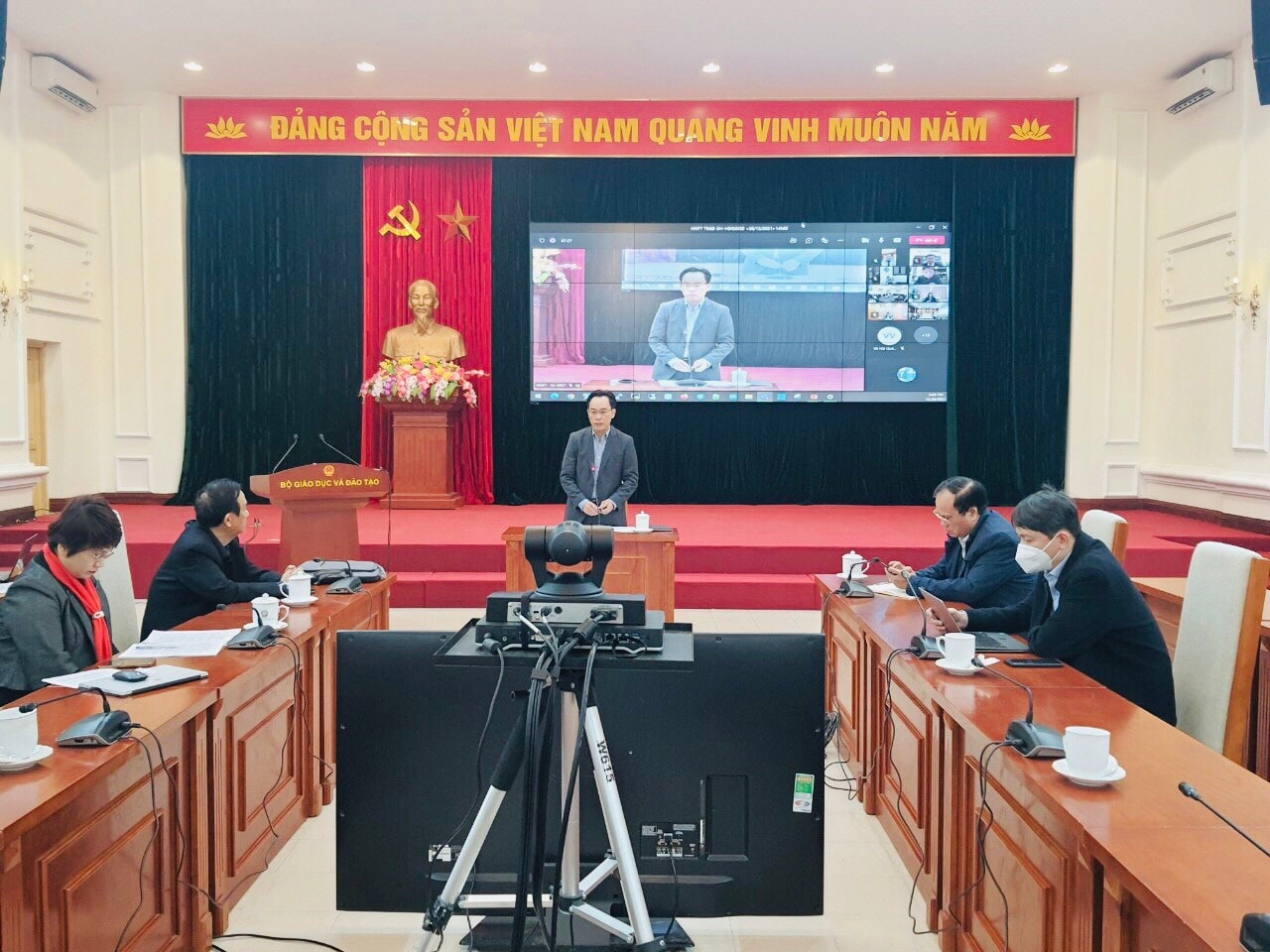 Thứ trưởng Bộ Giáo dục và Đào tạo Hoàng Minh Sơn phát biểu tại phiên họp