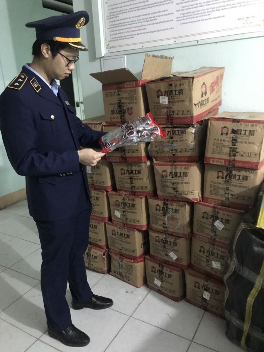 Cán bộ QLTT Lào Cai đang kiểm tra lô hàng