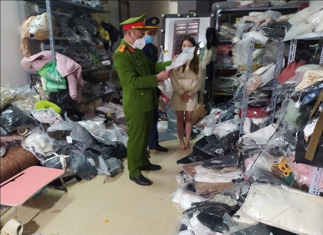 Đoàn kiểm tra tại kho thời trang