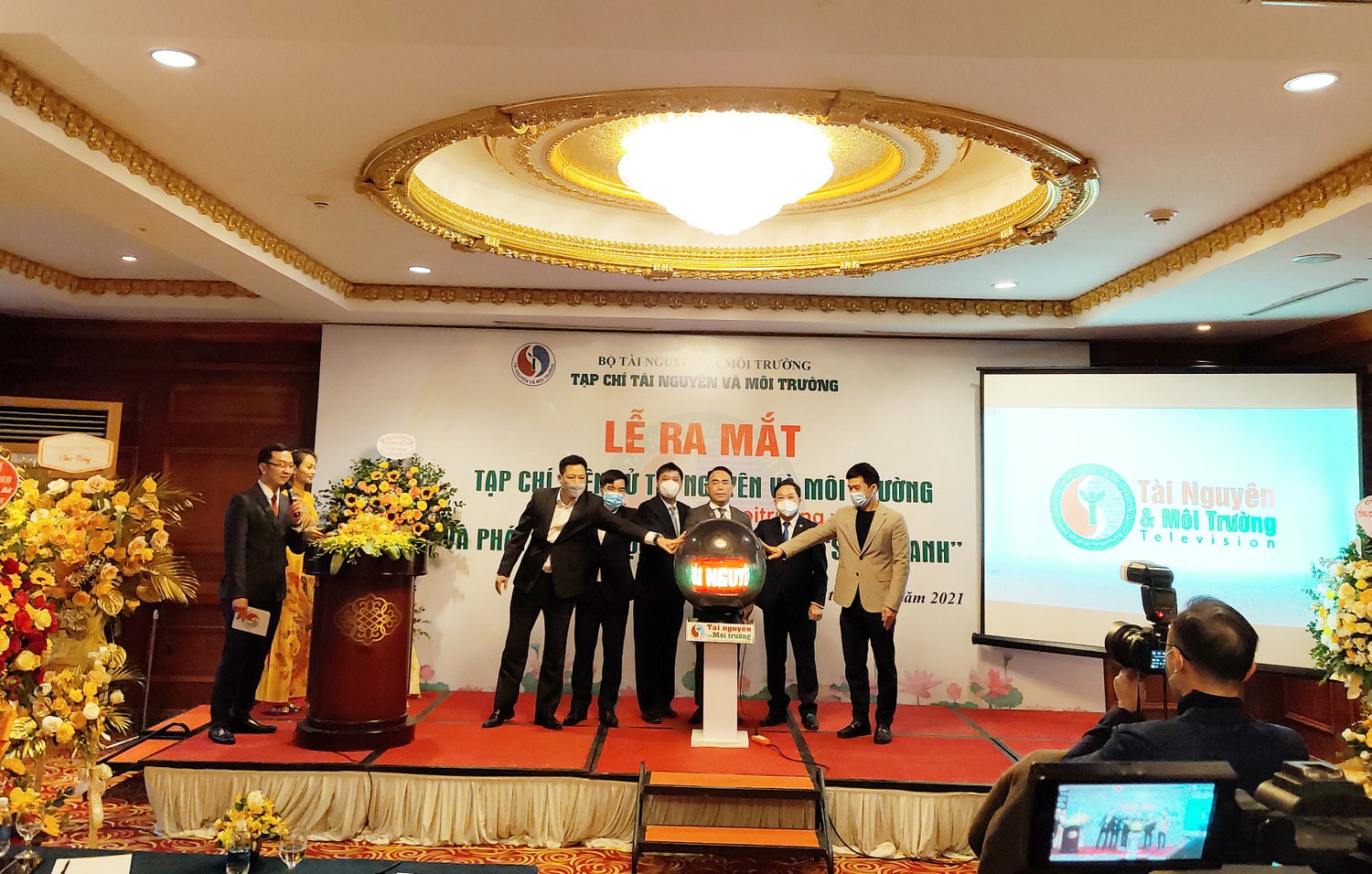 Các đại biểu thực hiện nghi thức bấm nút Lễ ra mắt Tạp chí điện tử Tài nguyên và Môi trường