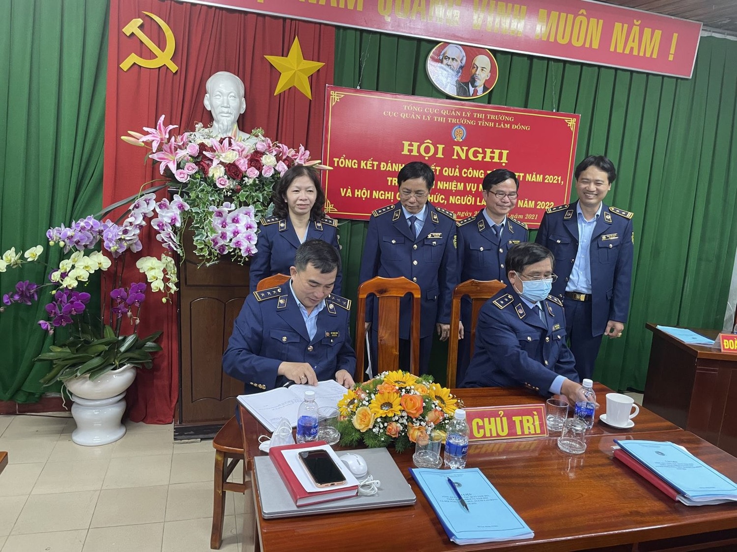 Đại diện các đơn vị ký giao ước thi đua năm 2022