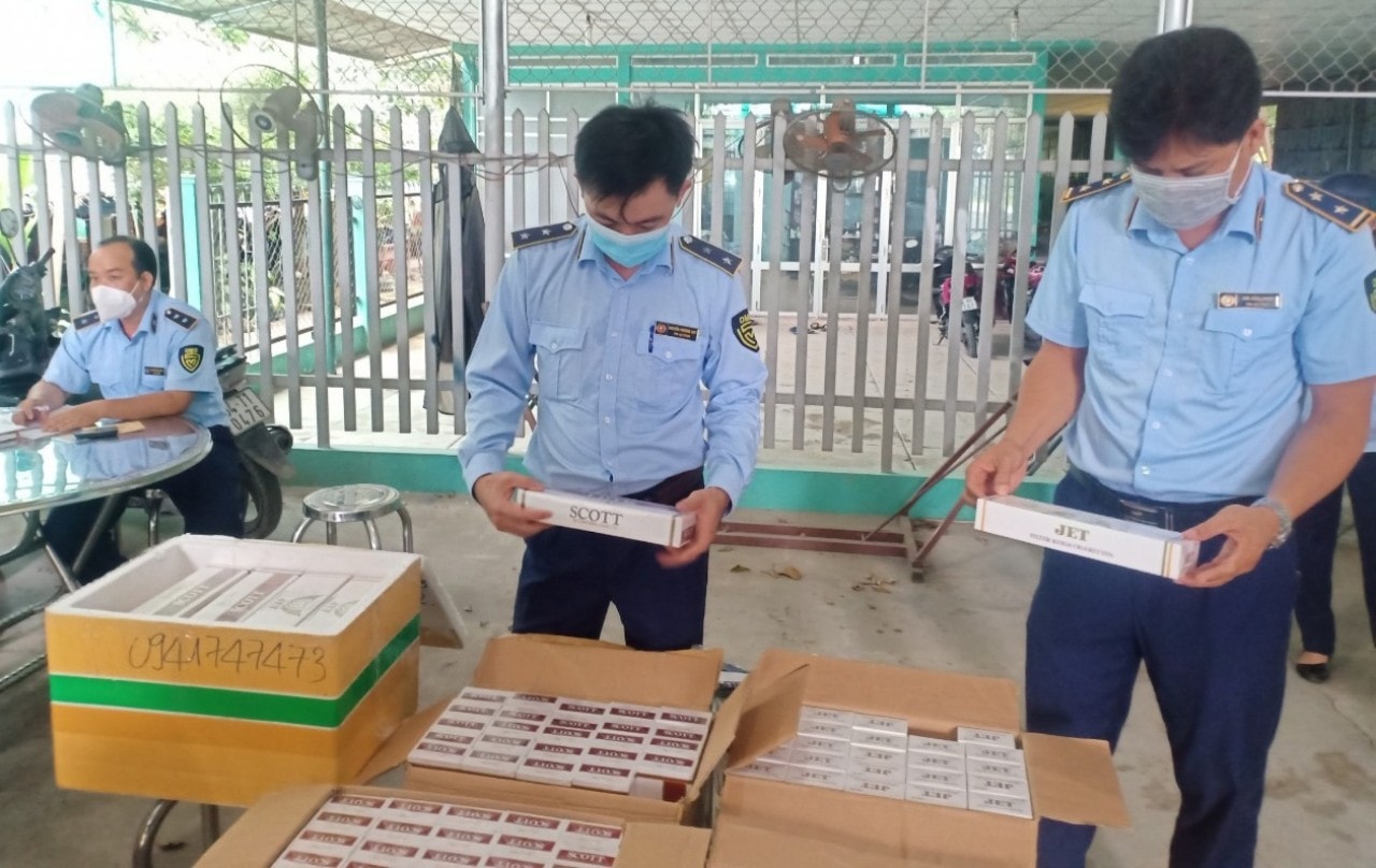 Cán bộ QLTT Vĩnh Long đang kiểm tra hàng hóa