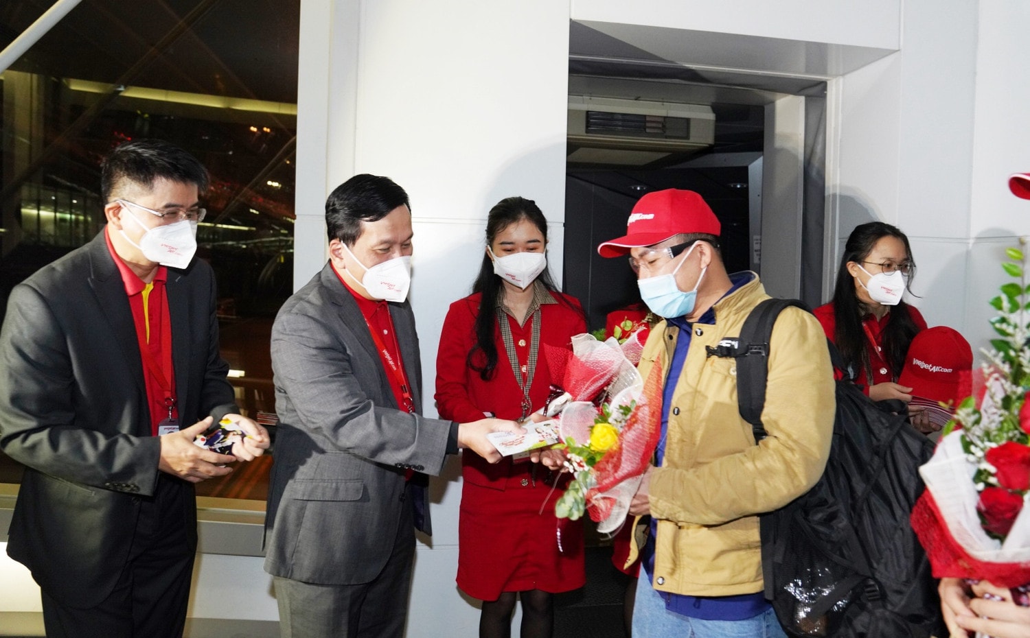 Giám đốc Điều hành Vietjet Đinh Việt Phương tặng hoa và lì xì may mắn cho hành khách trên chuyến bay đầu tiên của năm mới