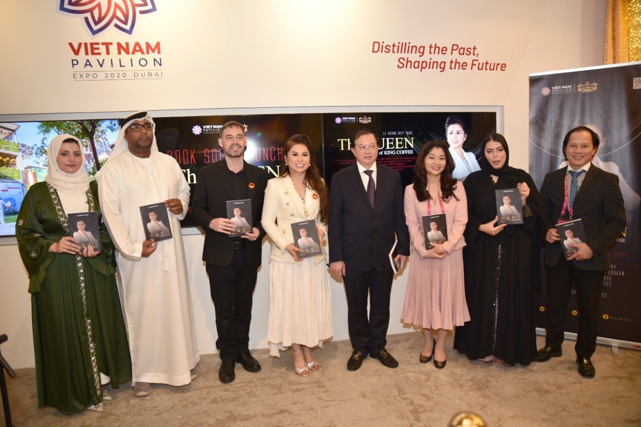 Bà Lê Hoàng Diệp Thảo cùng các đại biểu tại lễ ra mắt sách ở EXPO 2020 Dubai