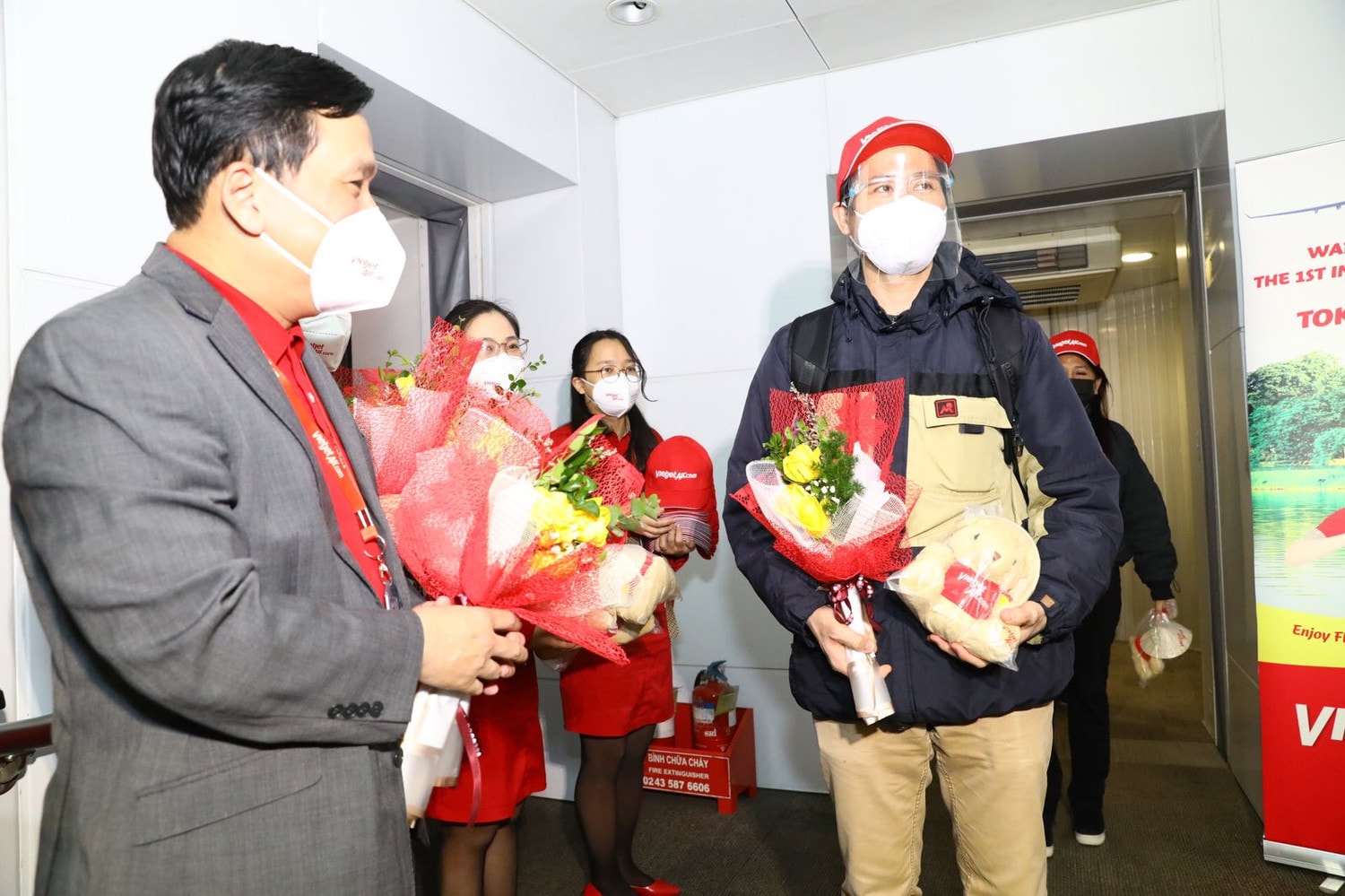 Giám đốc Điều hành Vietjet Đinh Việt Phương tặng hoa, lì xì và chúc mừng năm mới cho những hành khách trên chuyến bay quốc tế đầu tiên của hãng trong năm 2022