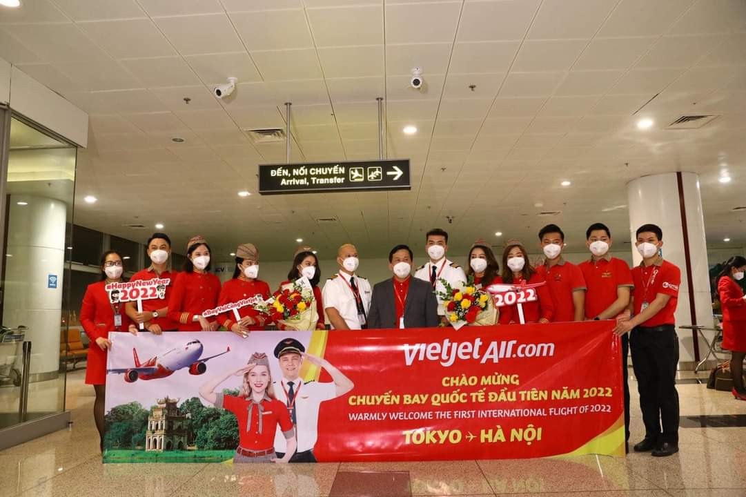 Giám đốc Điều hành Vietjet Đinh Việt Phương chụp ảnh với phi hành đoàn bay Vietjet từ ToKyo đến sân bay Nội Bài