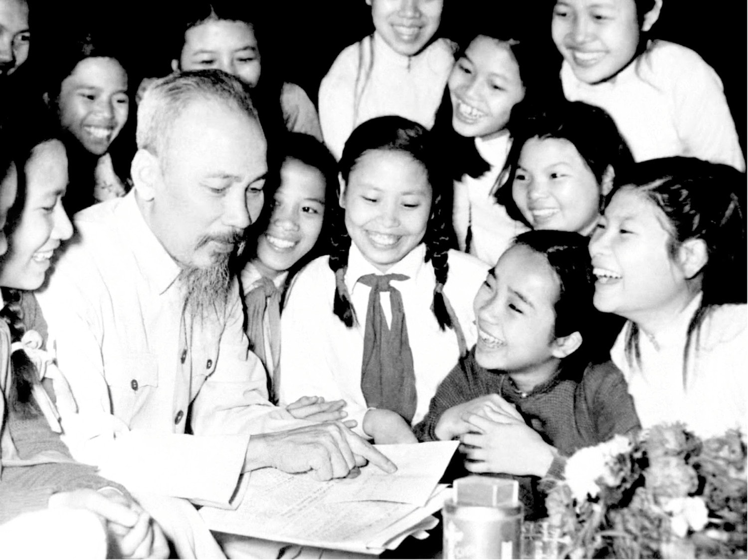 Bác Hồ với thiếu niên Ảnh: Tư liệu